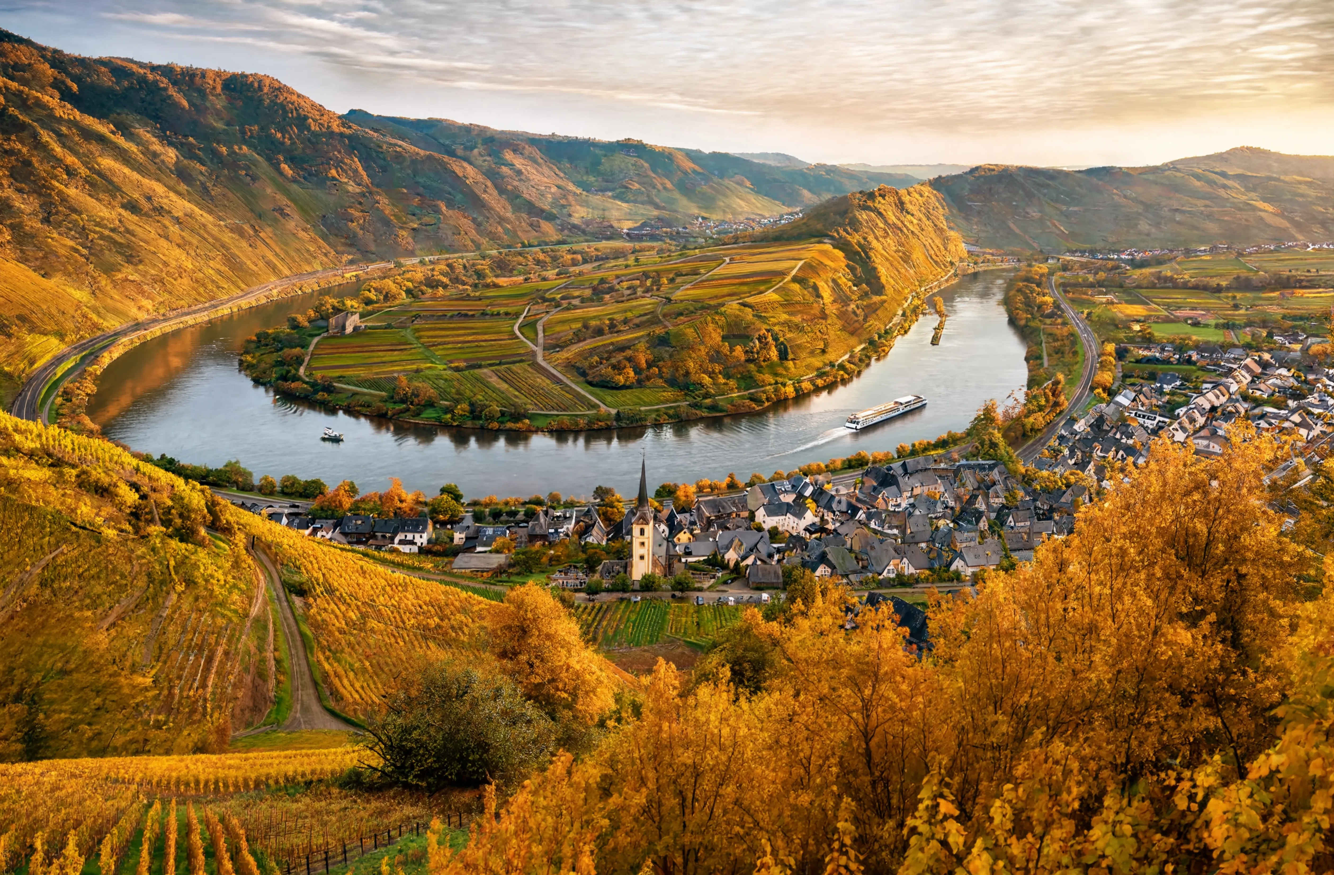 Moseltal — Weinbergterrassen bei Bernkastel-Kues